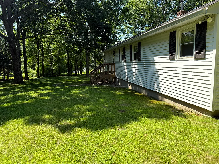 102 Garland Dr — Photo 2
