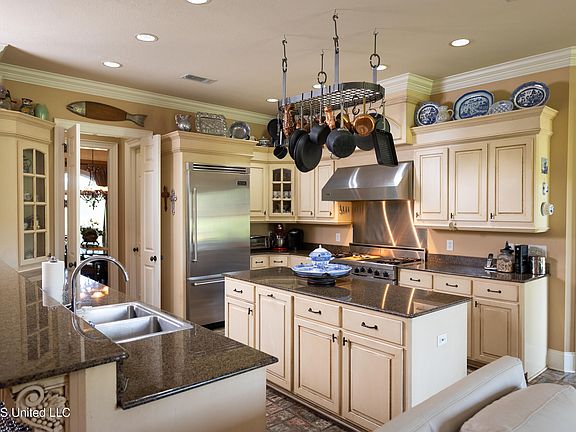 5th image of 308 Pinehurst Cir