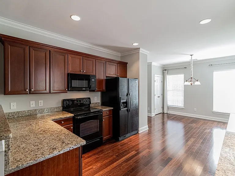 412 Meadowcrest Cir — Photo 9