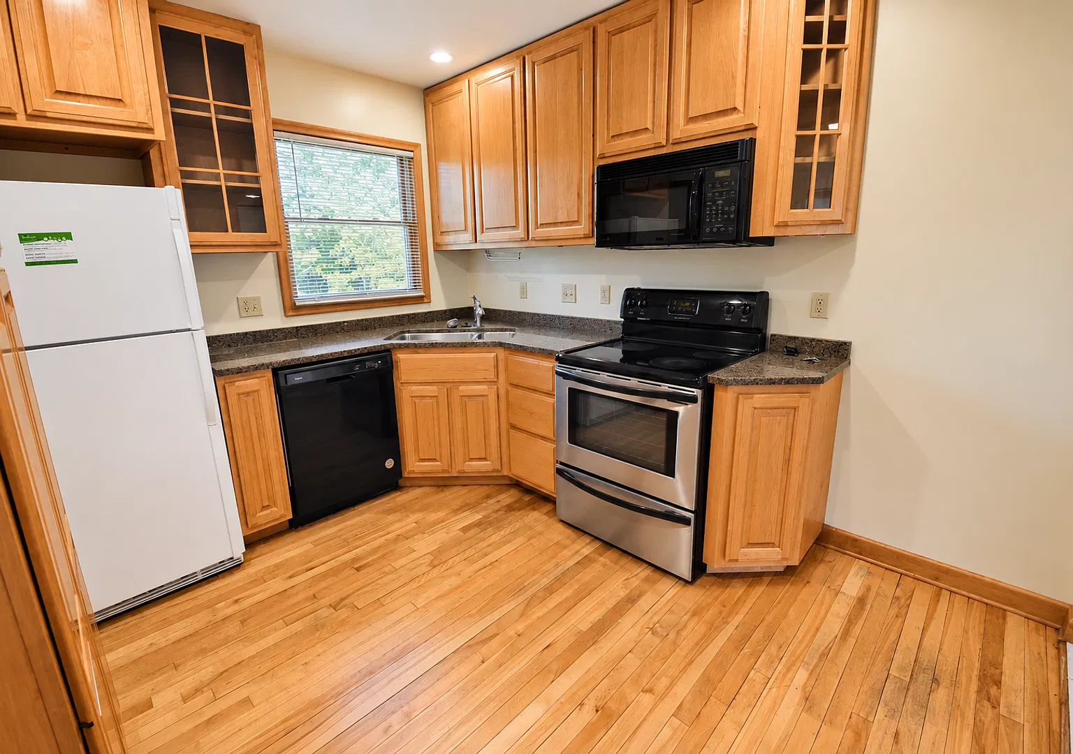 Cute & cozy home with park-like backyard! — Photo 2