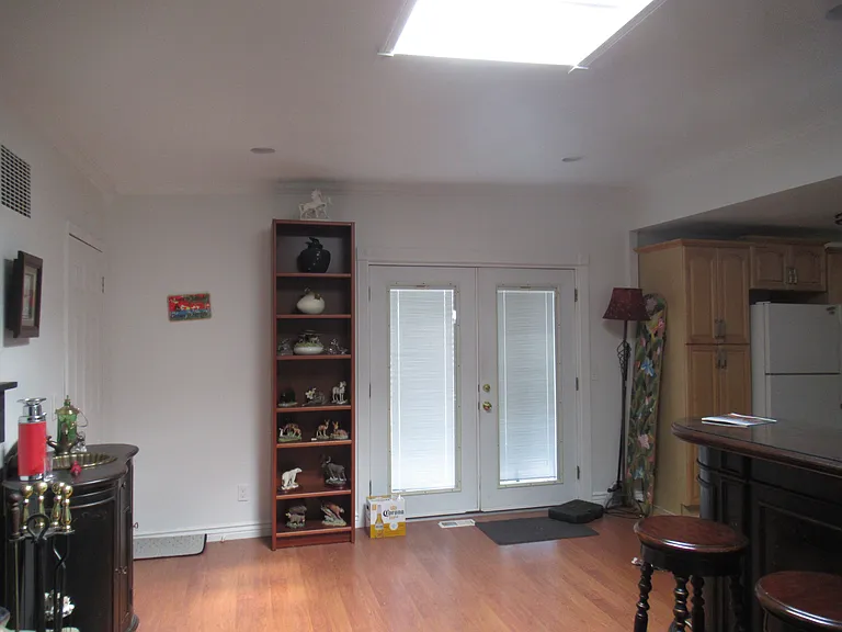 904 NE Meeter Ln — Photo 2
