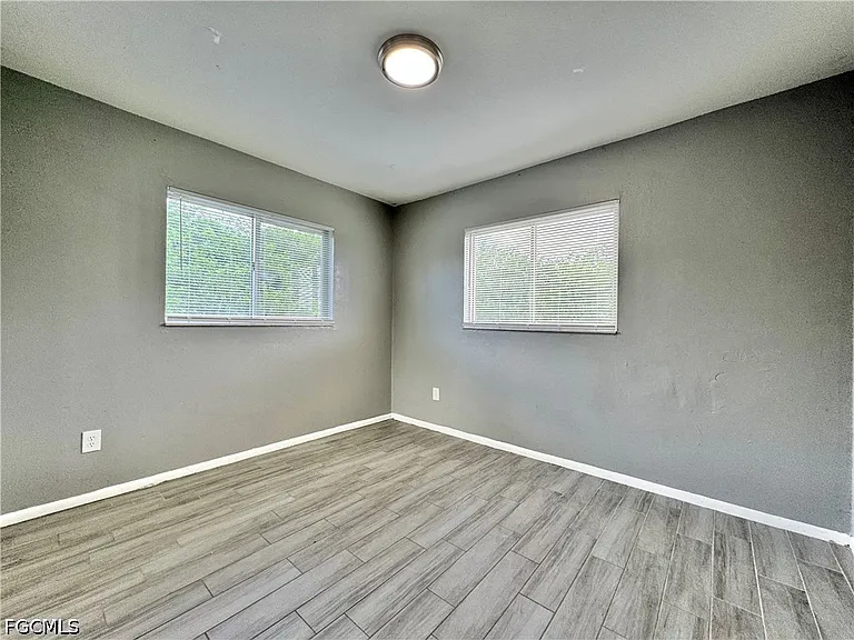 142 Harry Ave S — Photo 15