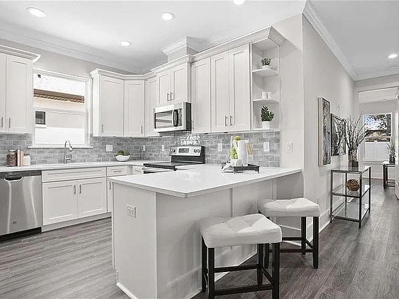 5th image of 2111 W Mohawk Ave