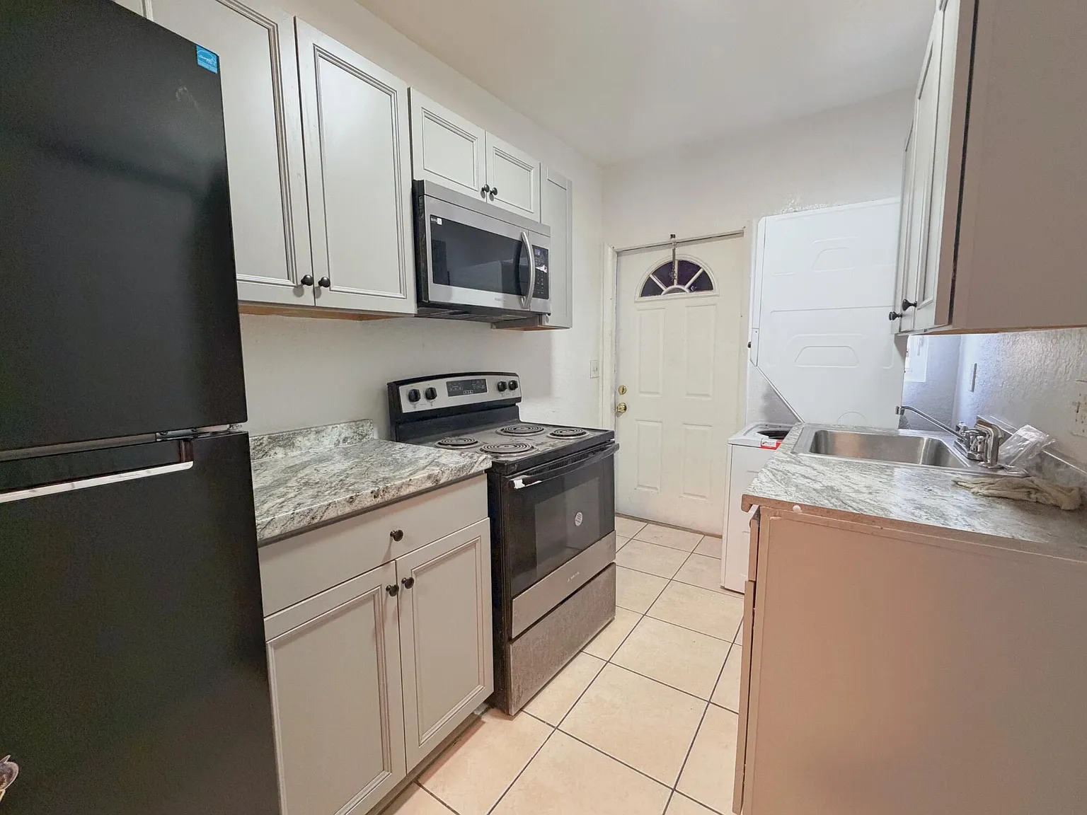 4 bed, 1.0 bath, 1231 sqft, $2,800 — Photo 2