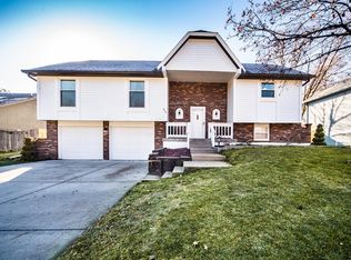 923 SE 7th St, Lees Summit, MO 64063