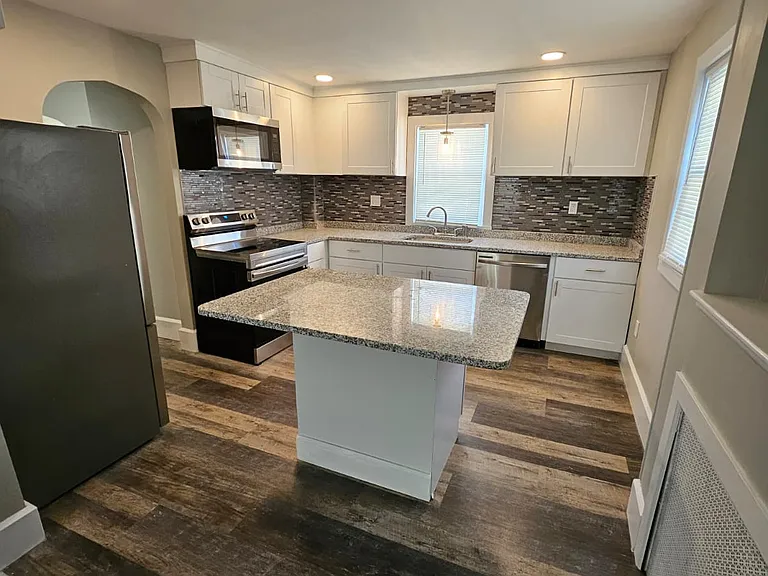 125 West St — Photo 1
