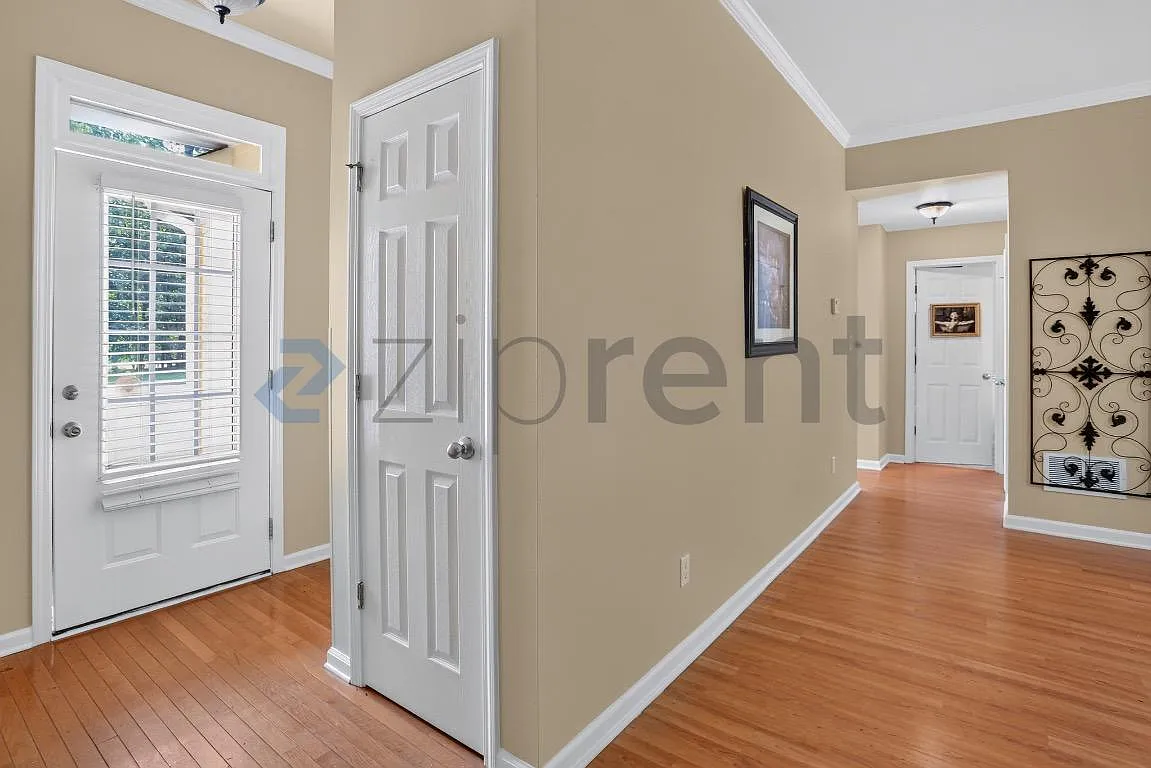 3 bed, 1600 sqft, $2,075 — Photo 3