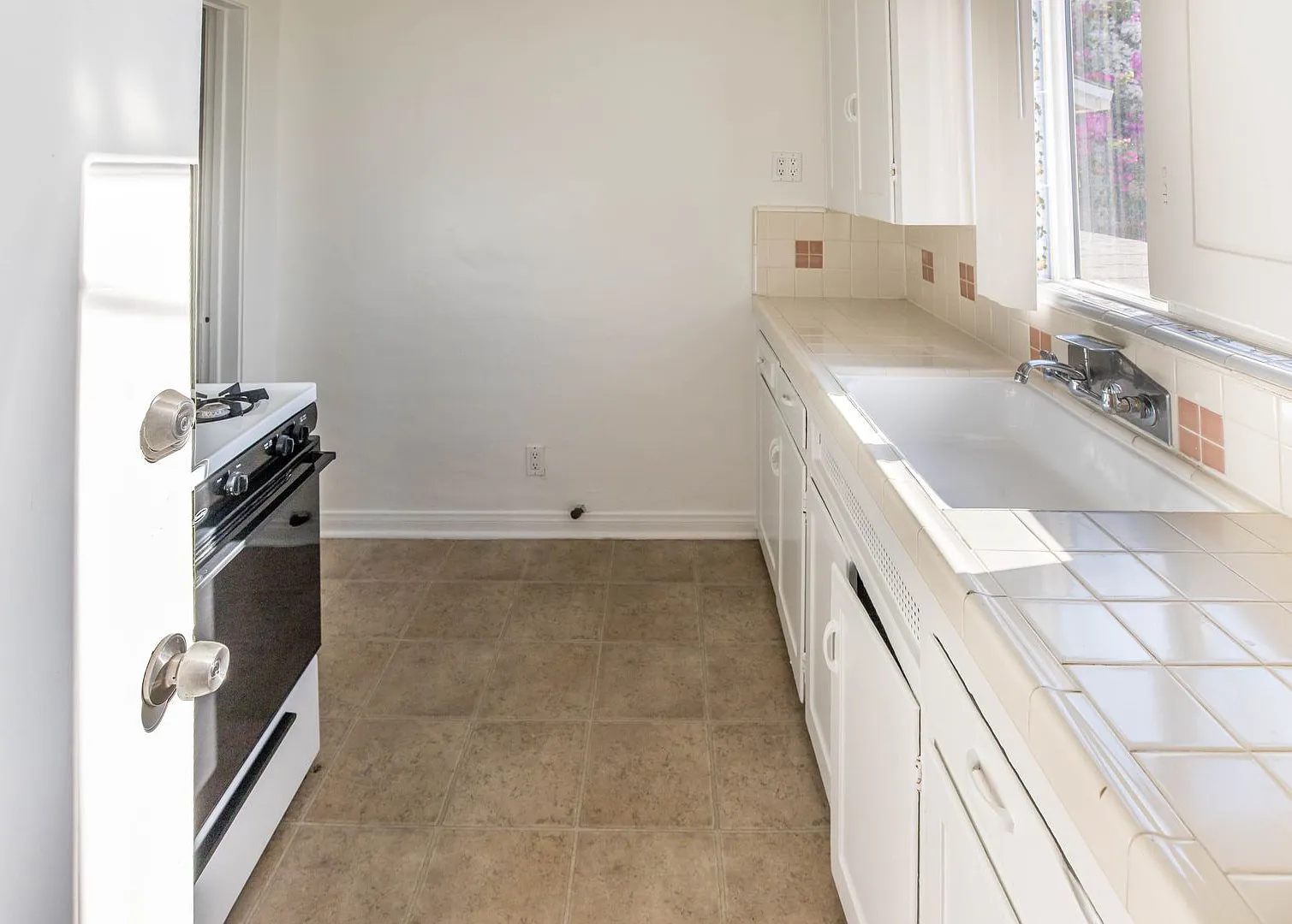 Studio In Santa Monica - Private Yard & Full Kitchen! — Photo 4