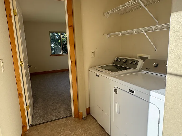 555 SW Fairway Ct — Photo 6
