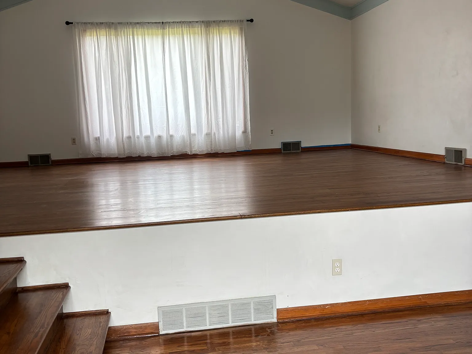 4 bed, 2.5 bath, 3100 sqft, $3,400 — Photo 4