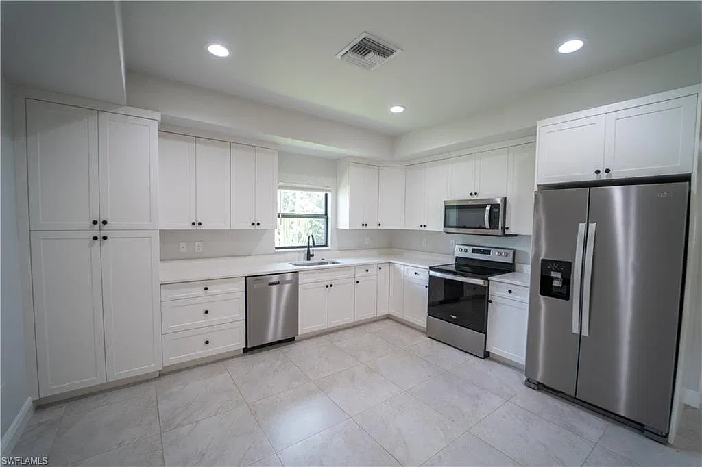 3 bed, 2.0 bath, 2426 sqft, $2,600 — Photo 3