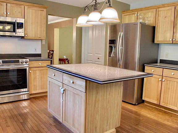 5th image of 230 Woodland Ct
