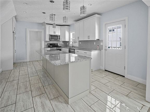 3rd image of 28 Jennette Dr