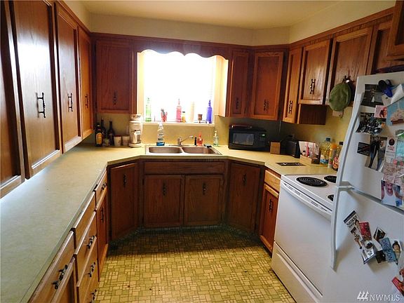 3rd image of 1209 Whisler St NE