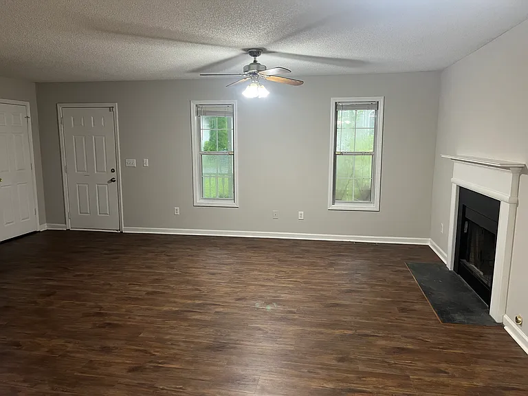 423 Ivy Crest Dr — Photo 3