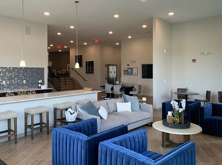 460 N White River Parkway West Dr — Photo 4