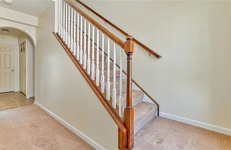 209 Ascot Ct — Photo 4