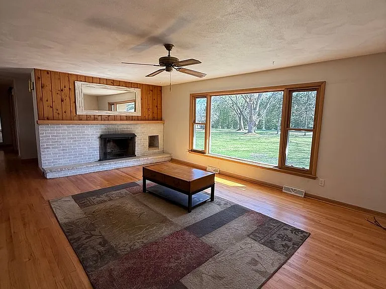 7734 E Rockton Rd — Photo 5