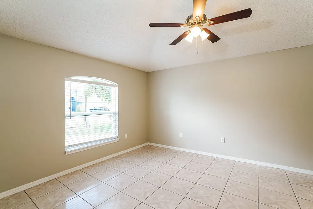 4 bed, 2.0 bath, 1640 sqft, $1,960 — Photo 4