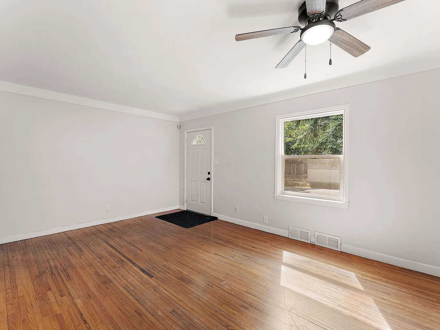 3 bed, 960 sqft, $1,950 — Photo 4