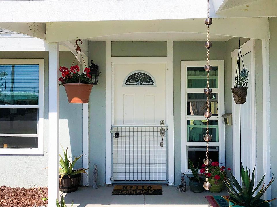Front door features a magnetic gate, great for children or pets.
