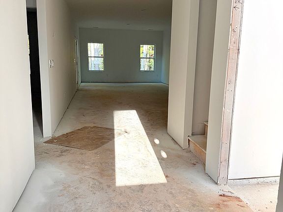 3rd image of 262 Cheryl St
