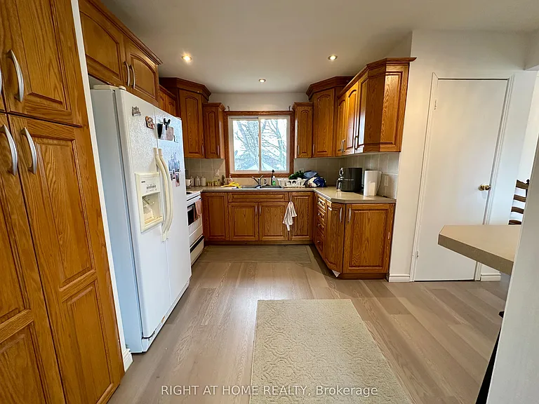 16 Rowanwood Ave — Photo 4
