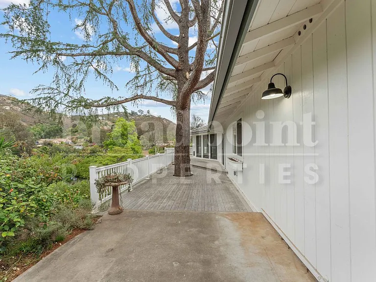 2113 Sleepy Hollow Rd — Photo 32