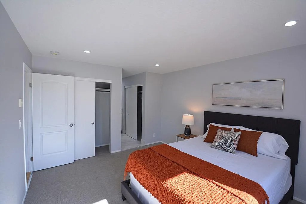 226 Lakeshore Ct — Photo 4
