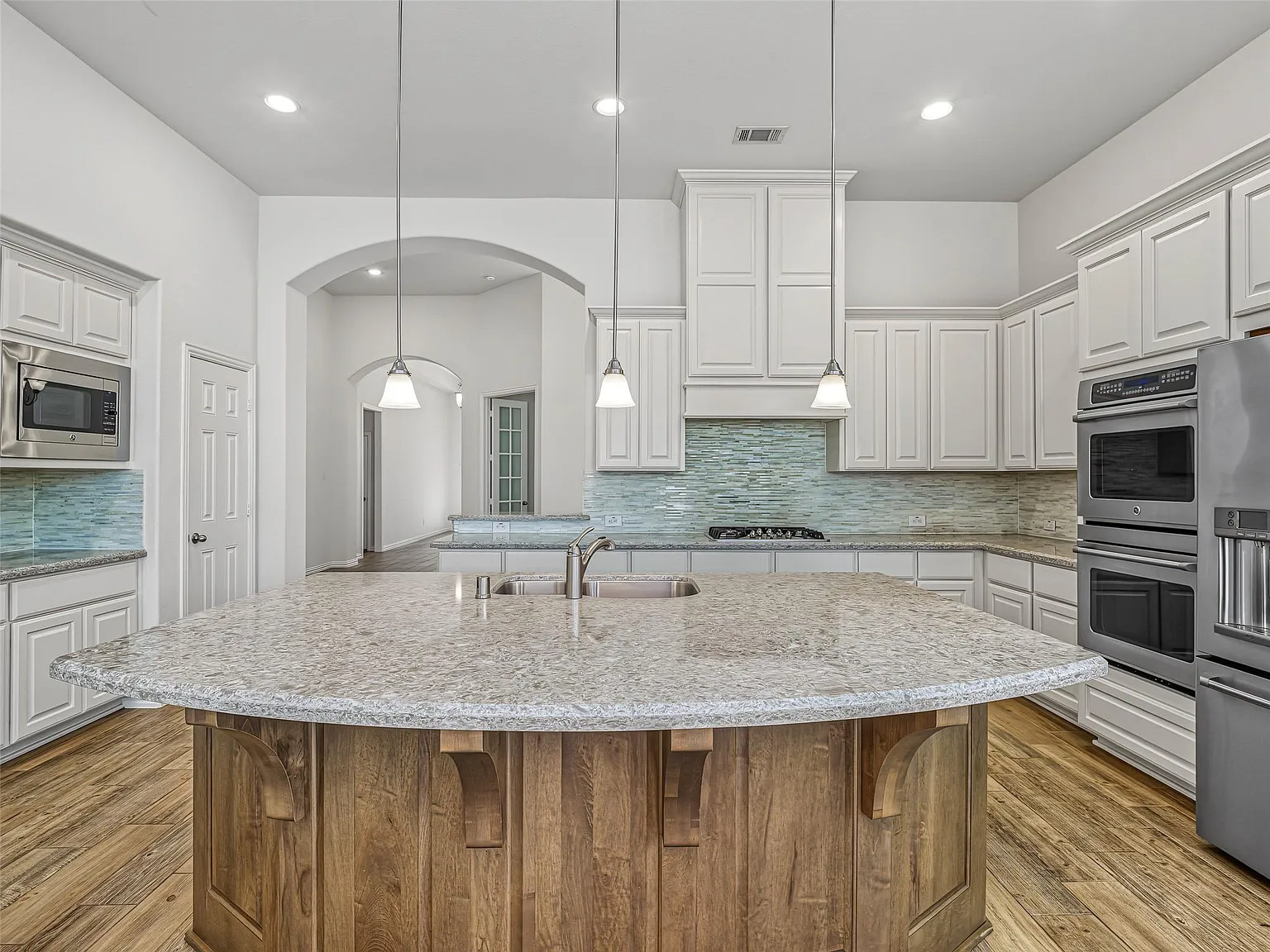 4 bed, 4.0 bath, 2922 sqft, $3,400 — Photo 1
