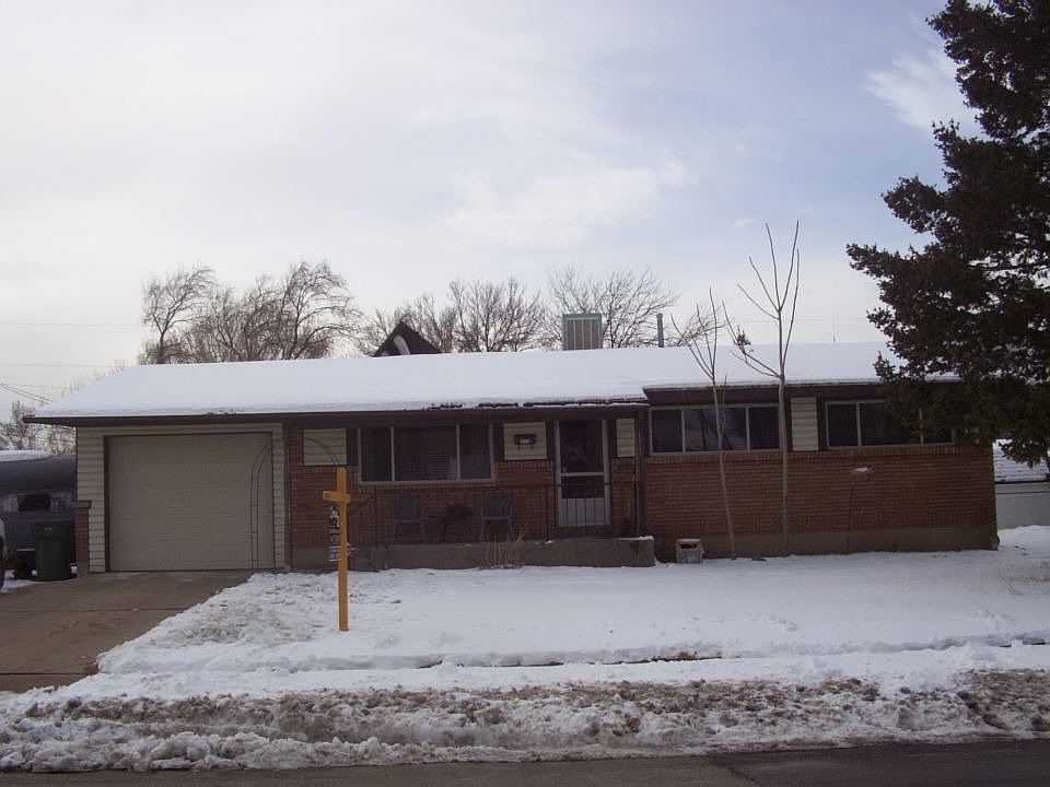 All Brick Rambler w/ 2 car deep garage
