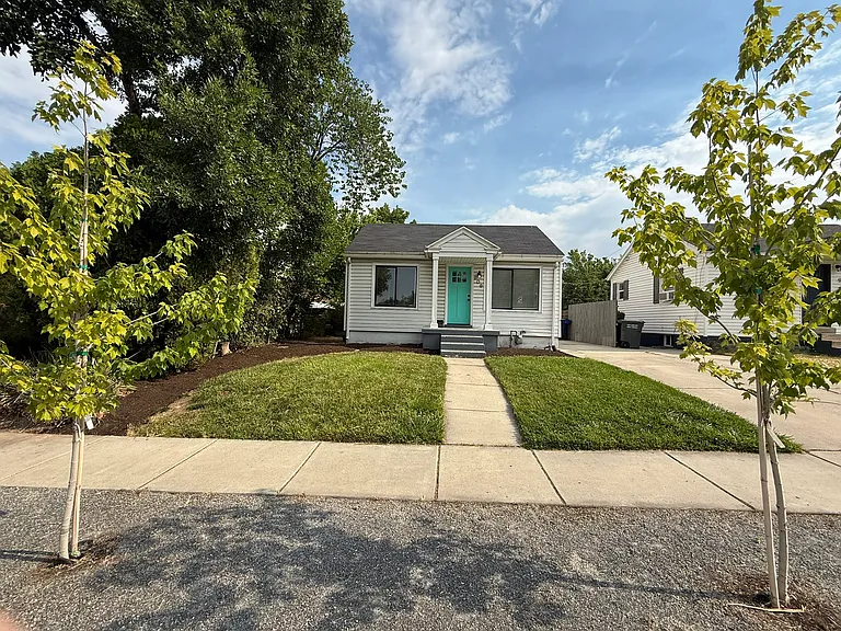 909 E Crandall Ave — Photo 1
