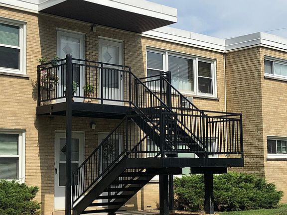 Well maintained building, private entrance