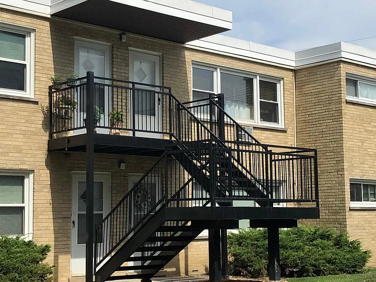 Well maintained building, private entrance