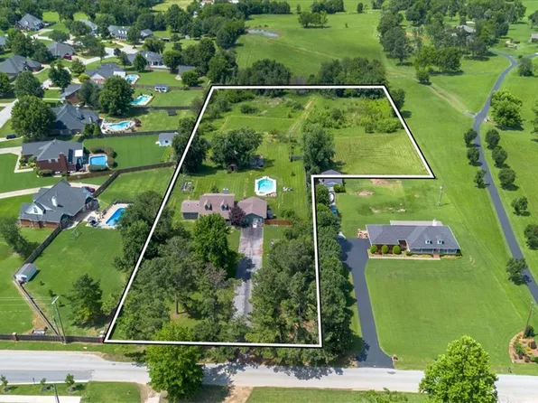 1301 W Laurel Ave, Rogers, AR 72758