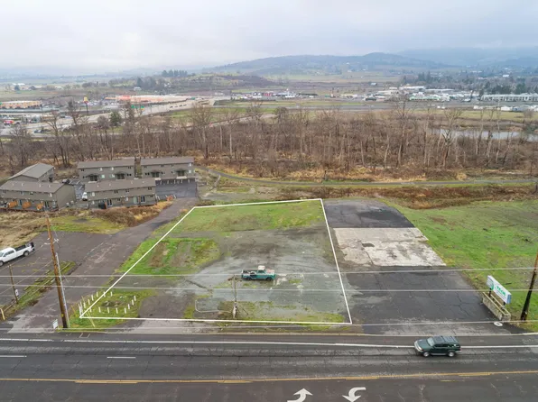 608 N Main St, Phoenix, OR 97535