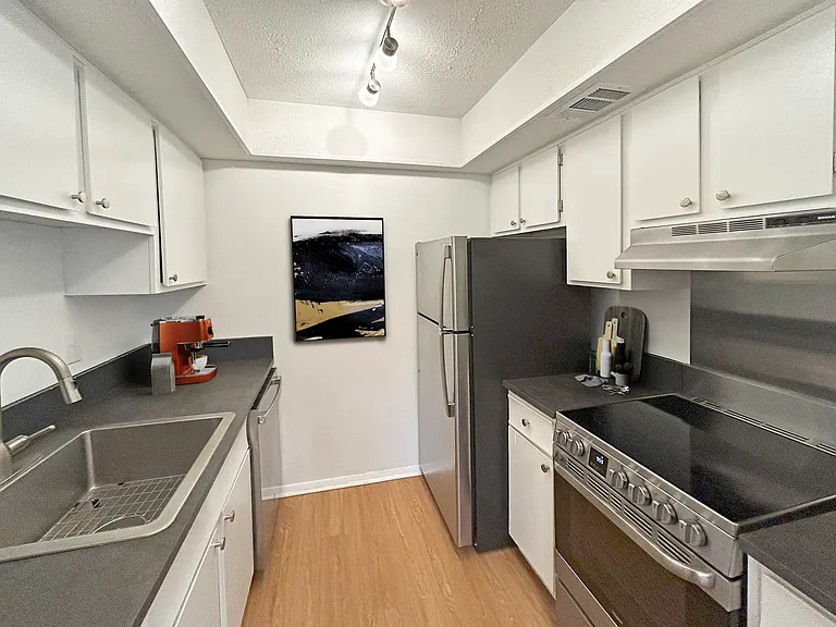 Asheville Arms Apartments — Photo 8