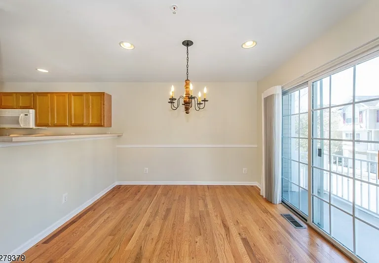 102 Lakeview Ct — Photo 6