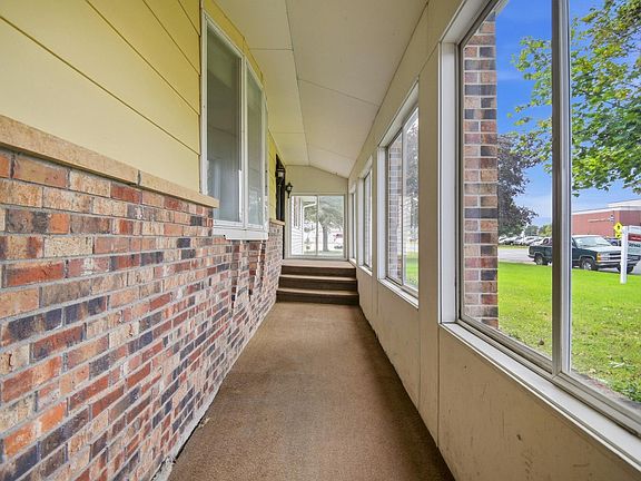 4th image of 211 4th Ave NW