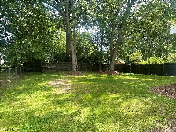5th image of 473 Walnut St