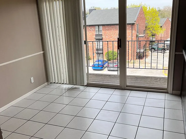 Bristol Square Apartments — Photo 159