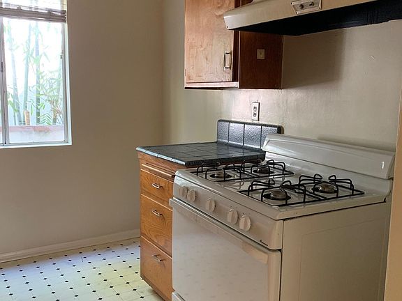 5th image of 818 12th St APT 1