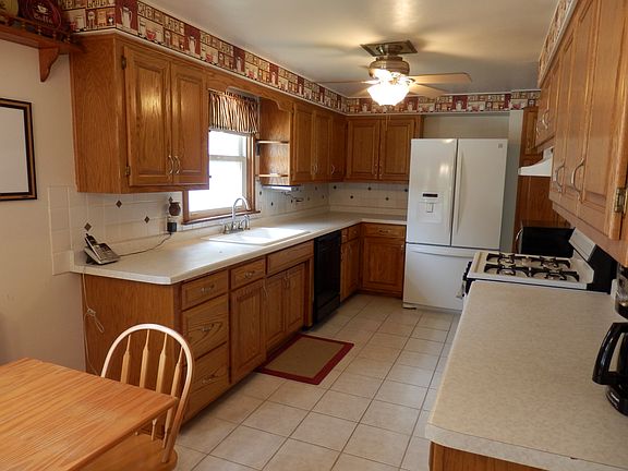 Newer cabinets and tile flrs