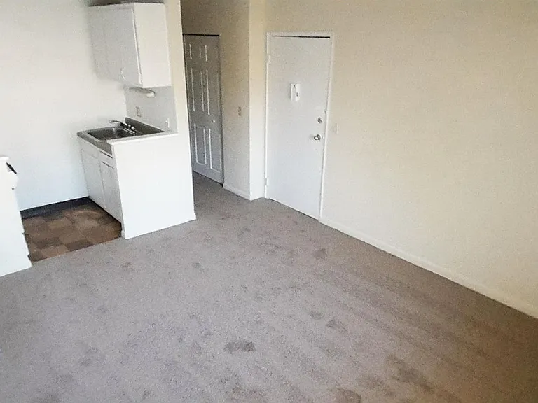 249 Senator Pl — Photo 4