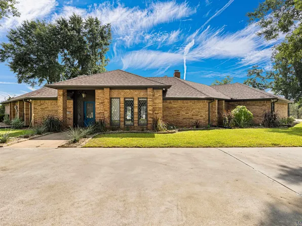 8 Oak Forest Dr, Longview, TX 75605