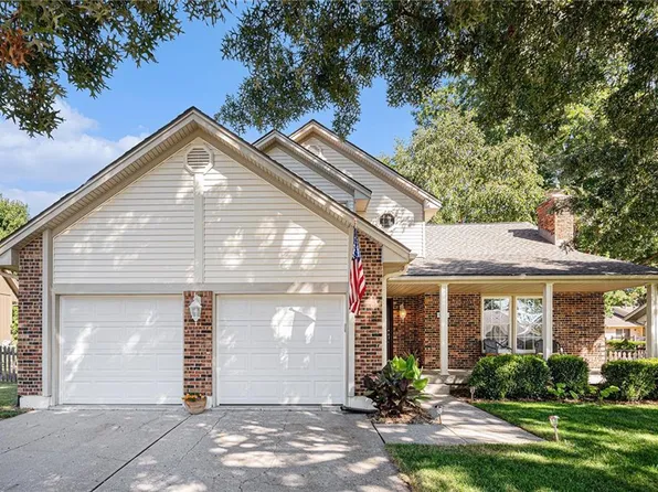 1726 NE Duchess Dr, Lees Summit, MO 64086