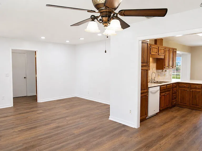2811 Cromwell Ave — Photo 6