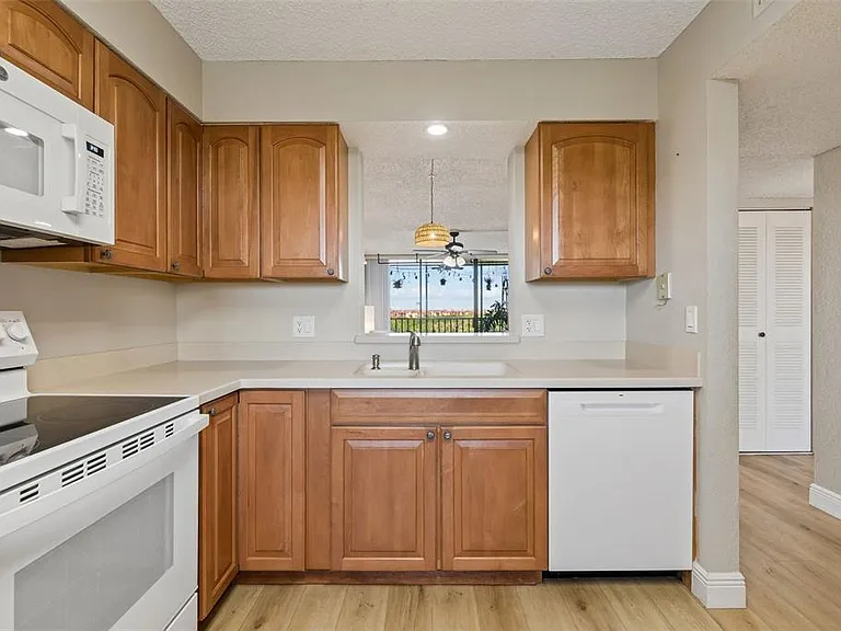 900 Cove Cay Dr #5F — Photo 11