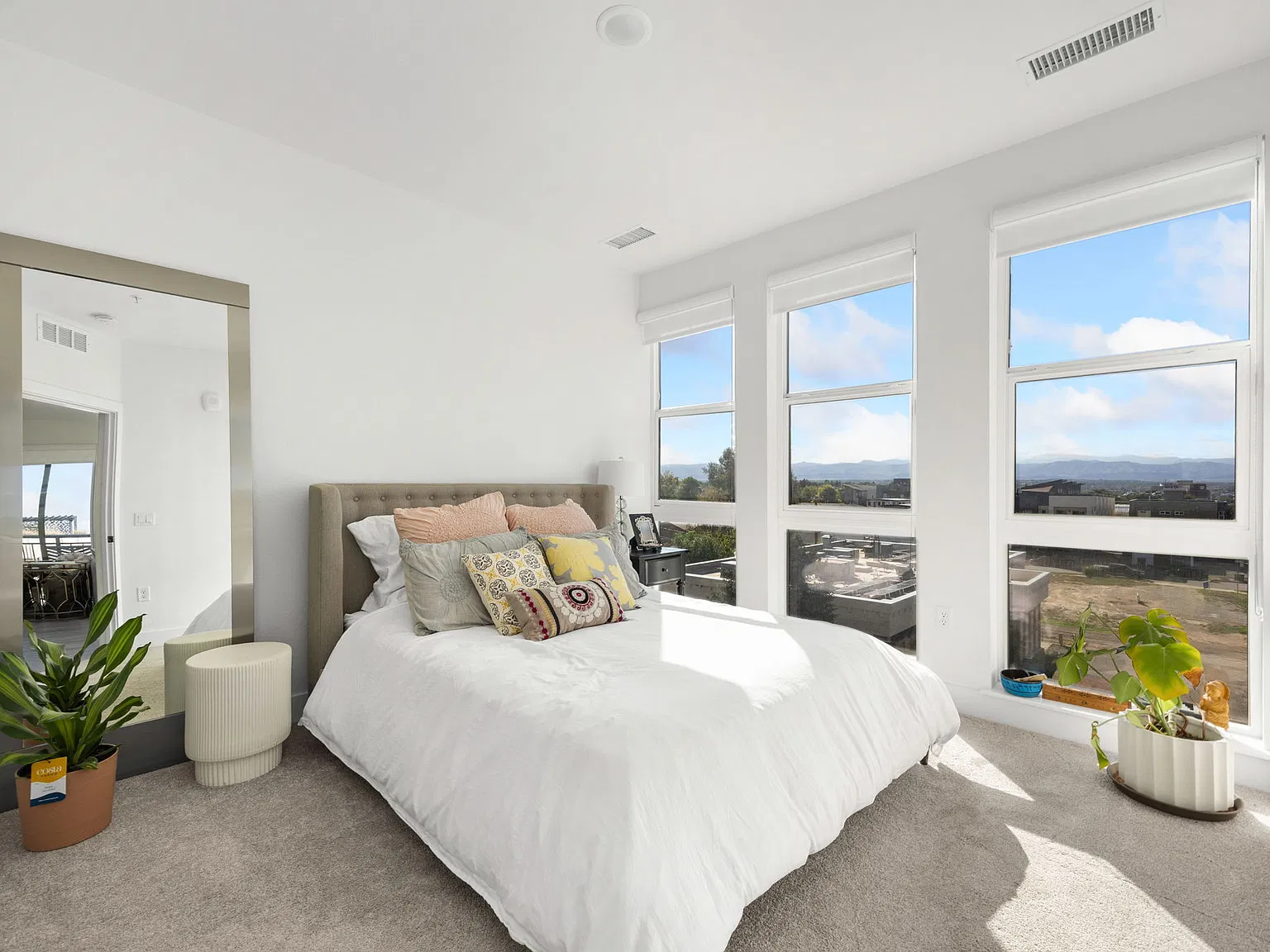 2 bed, 950 sqft, $2,200 — Photo 2