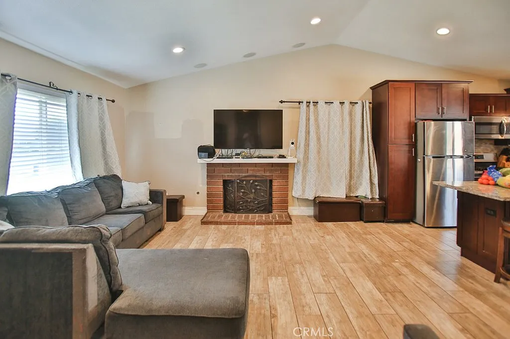 2 bed, 851 sqft, $3,000 — Photo 3